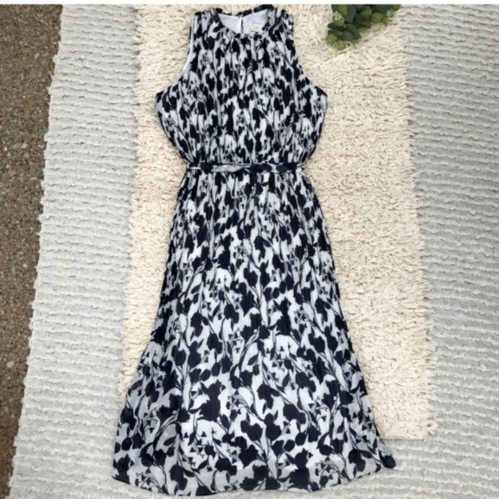 👉NAVY BLUE & WHITE FLORAL DRESS ~ SIZE: M ~ CRINKLE STYLE DESIGN ~ MIDI